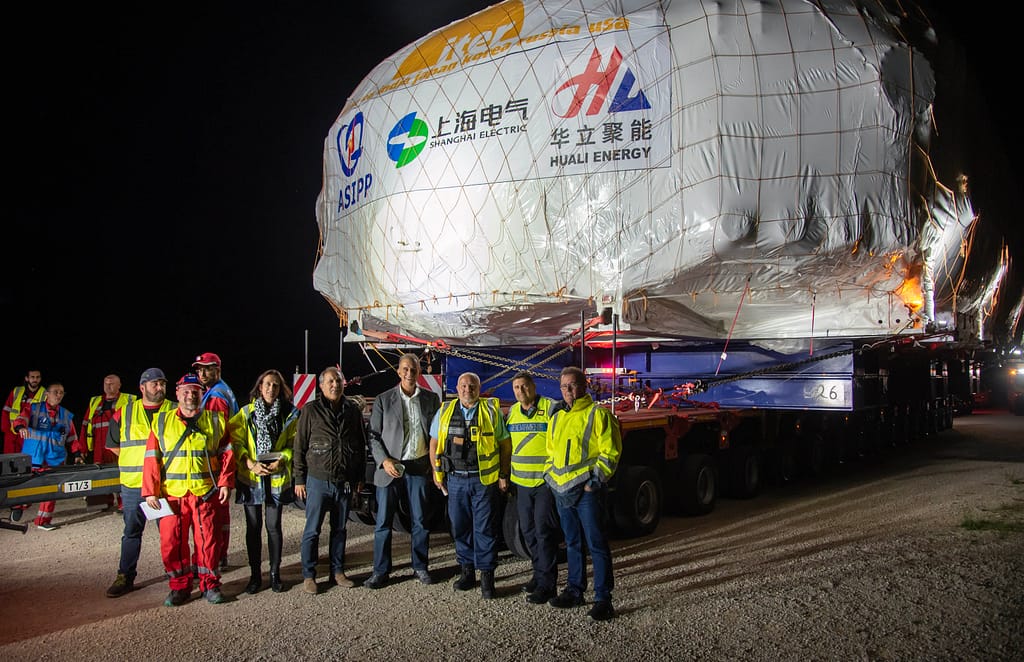 L'acheminement d'une « charge exceptionnelle » sur le site ITER exige une collaboration et une coordination étroites entre différentes entités. De gauche à droite, lors de la première nuit de transport : les opérateurs du transporteur Capelle ; des représentants de DAHER, prestataire logistique mondial pour ITER ; Pietro Barabaschi, directeur général d'ITER ; des officiers de la gendarmerie française ; et l'Agence Iter France, représentée ici par son directeur, Fabrice Raynal (dernier de la file). ©ITER