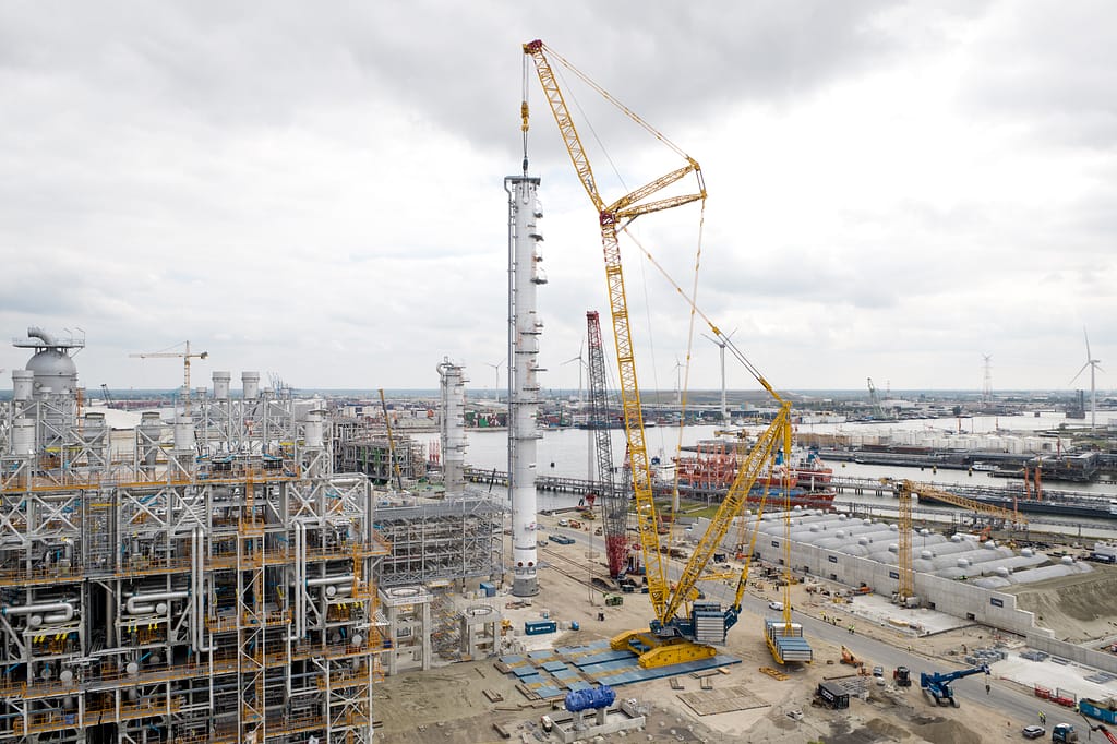 Levage et transport XXL : LR12500-1.0 et SPMT 224 lignes d'essieux à l’œuvre sur INEOS Project ONE