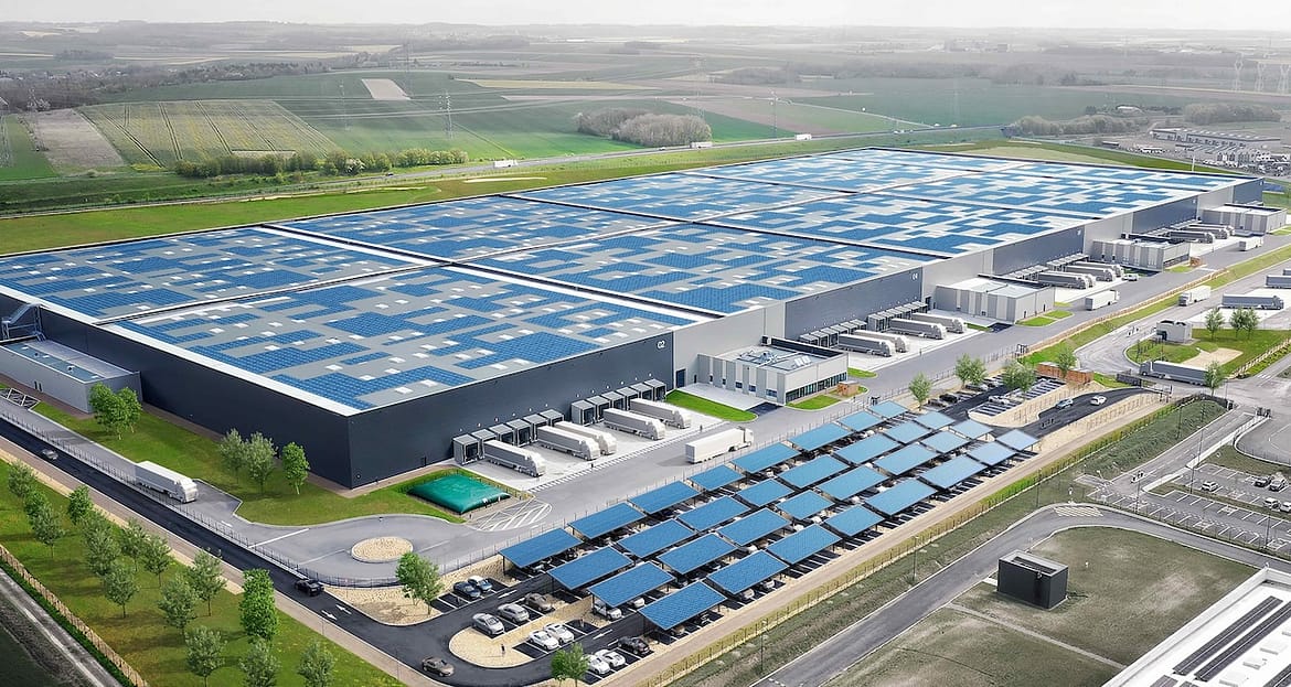Plus de 26 000 panneaux photovoltaïques sur un entrepôt XXL