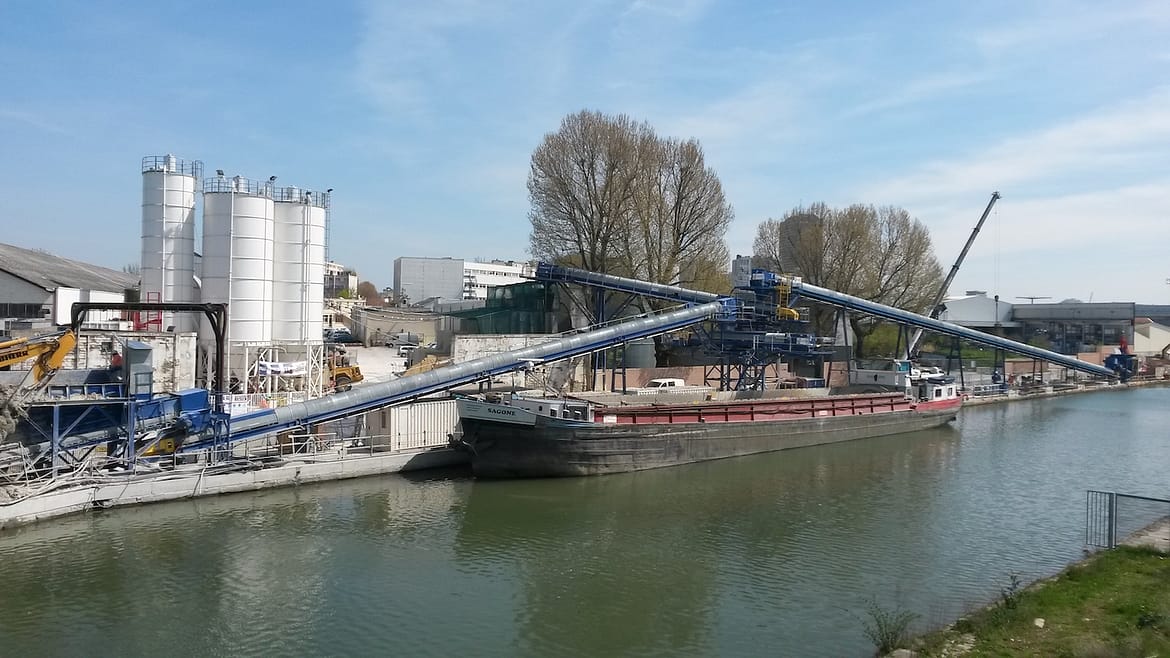 Les matériaux de construction soutiennent le transport fluvial