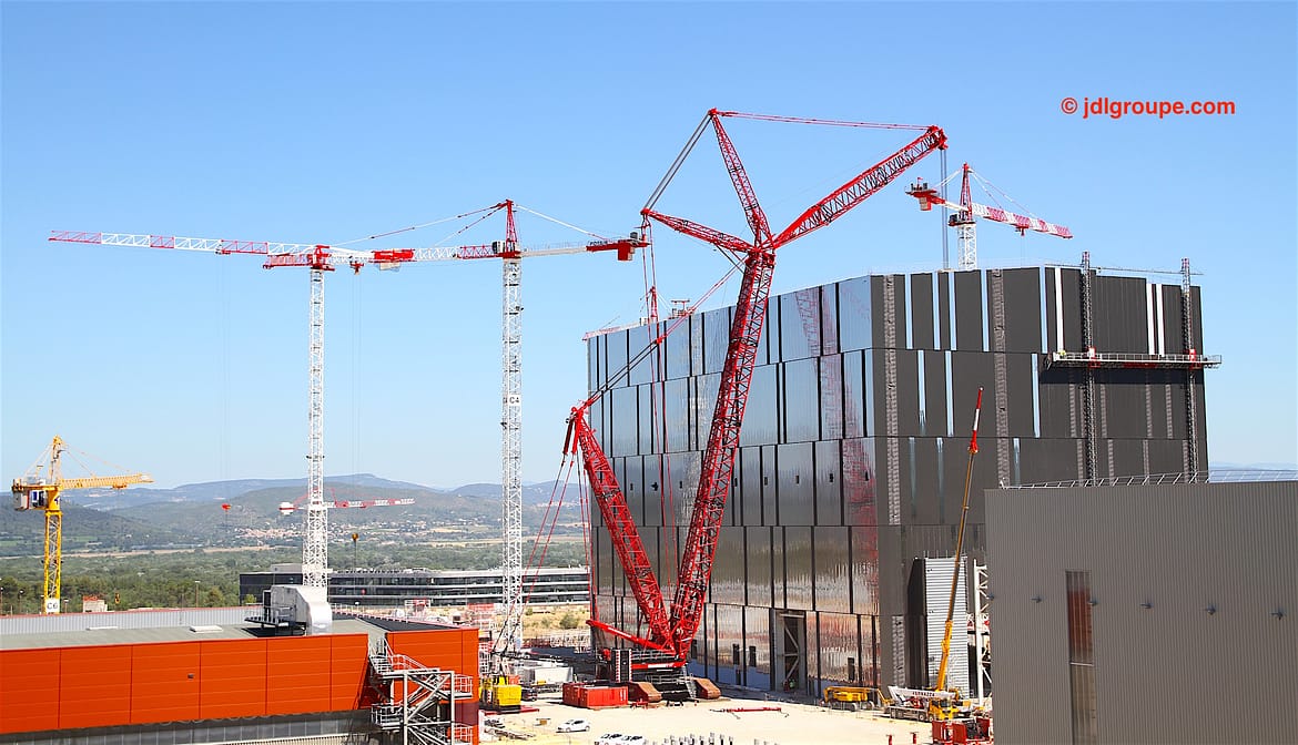 Iter :  une LR 11000 lève des poutres de 190 tonnes