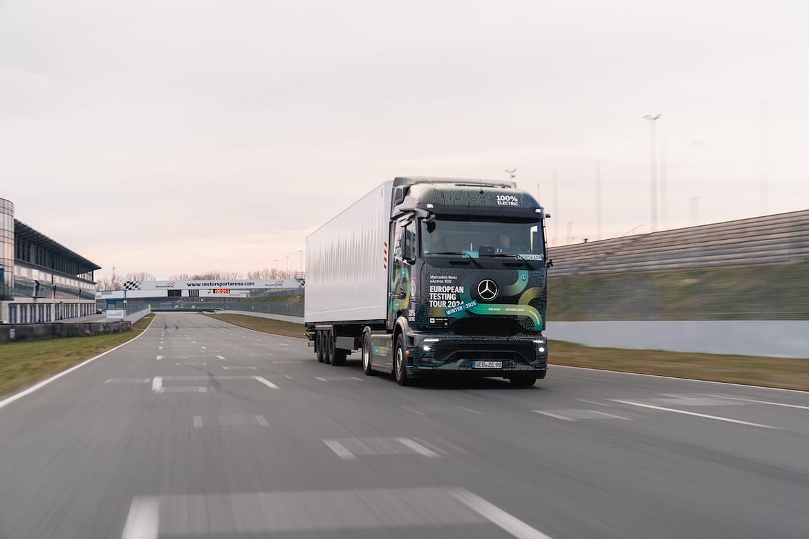 Mercedes tente le record du monde de marche arrière avec l’eActros 600 ! 