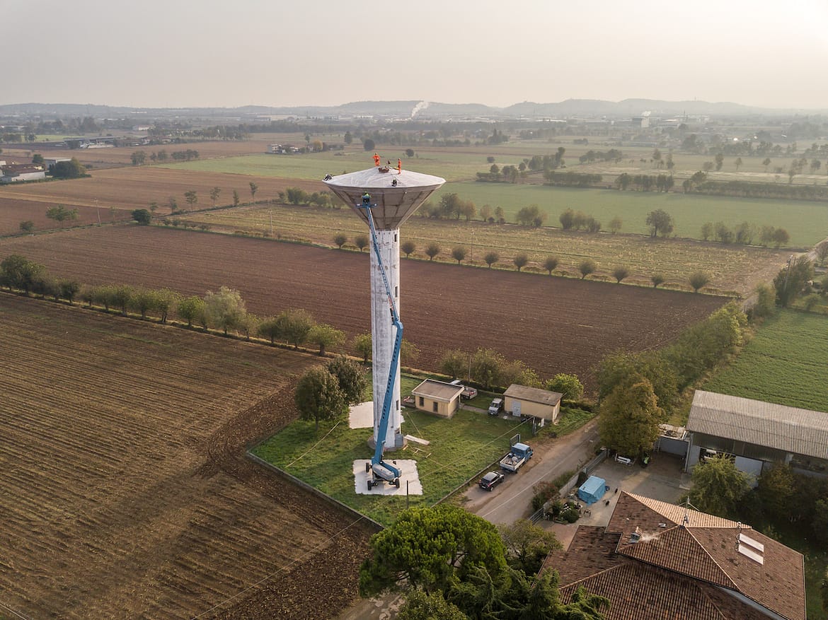 En Italie, rénovation spectaculaire d’un château d’eau avec une nacelle Genie