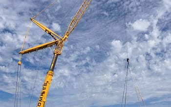 Chantier d’envergure à Angers : la Liebherr LTM 1450-8.1 de Bezombes en action