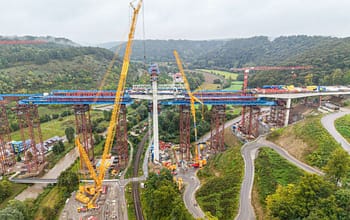 Le nouveau pont de la vallée du Neckar sous tension : levage synchronisé à 65 mètres de haut avec Liebherr