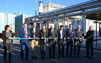 Inauguration du site de production de Lhyfe à Schwäbisch Gmünd. De gauche à droite : Richard Arnold, maire de la ville de Schwäbisch Gmünd, Matthieu Guesné, fondateur et Président-Directeur général de Lhyfe, Thekla Walker, Ministre de l’Environnement, du Climat et de l’Énergie du Land de Bade-Wurtemberg, Winfried Kretschmann, Ministre-président du Land de Bade-Wurtemberg, Nicolas Gibert-Morin, chef d’unité « Autriche, Allemagne et Pays-Bas », Direction générale de la politique régionale et urbaine (DG REGIO), représentant la Commission européenne, Dr Joachim Bläse, préfet (Landrat) du district de l'Ostalbkreis, Luc Graré, Head of Central & Eastern Europe de Lhyfe.