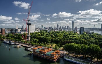 Mammoet démonte les enseignes Rabobank de l’Euromast de Rotterdam avec une Tadano CC 38.650-1