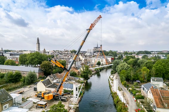 La LTM1750-9.1 d’AS Manutention installe une passerelle à Amiens