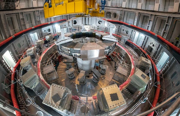 Neuf vérins Enerpac pour lever l’aimant du tokamak d’Iter