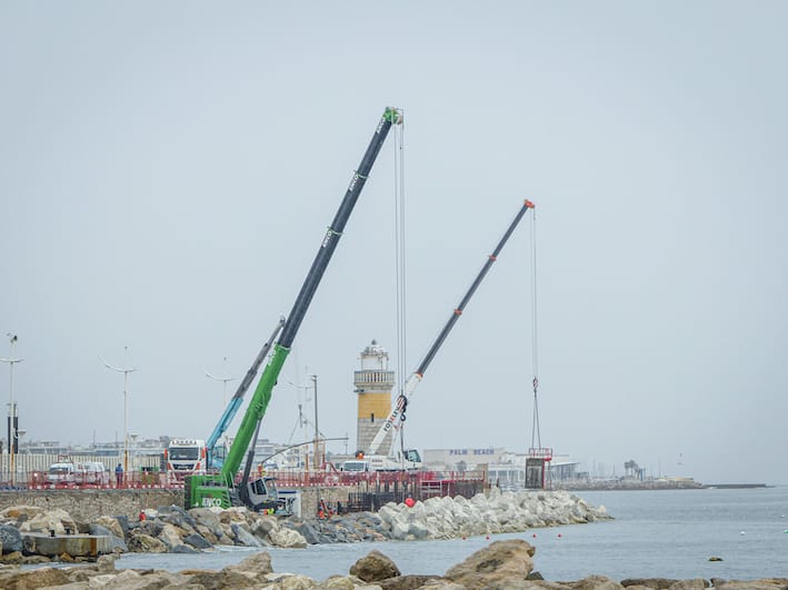 A Cannes, deux télescopiques sur chenilles pour renforcer les digues