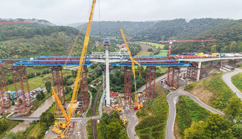 Le nouveau pont de la vallée du Neckar sous tension : levage synchronisé à 65 mètres de haut avec Liebherr