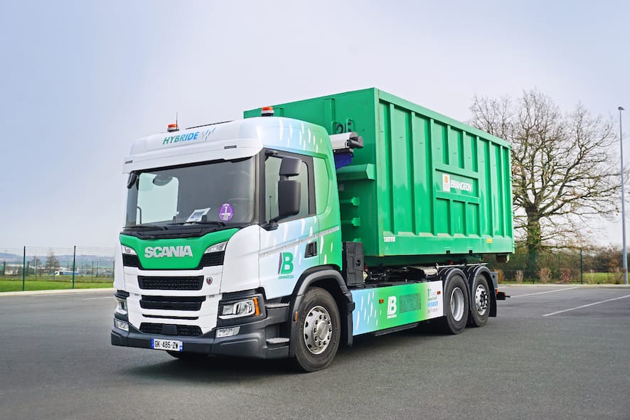 Un premier bras hydraulique sur camion hybride rechargeable Scania
