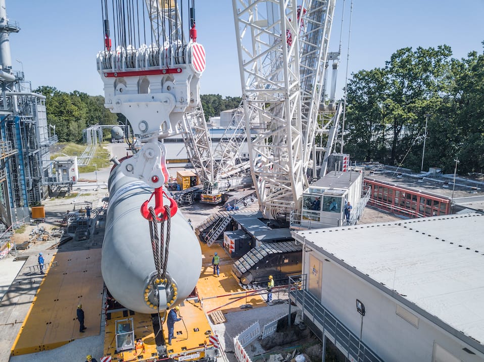 Levage en tandem pour une colonne de plus de 700 tonnes
