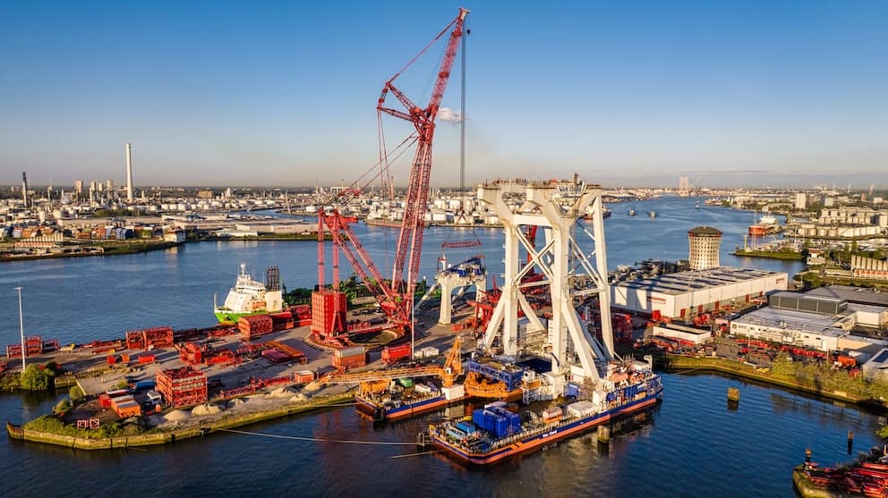 Mammoet : levage lourd avec la grue géante PTC210